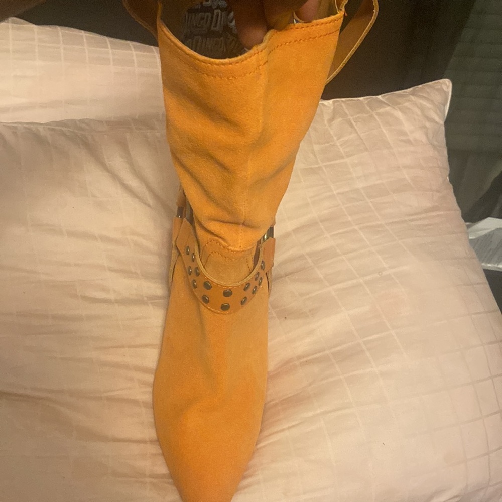 Nice orange boots only wear once - Picture 3 of 6